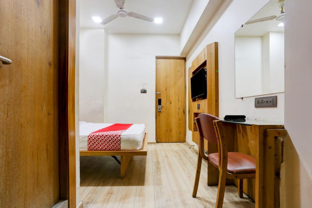 Oyo 81549 Hotel Elegance Nx Mumbai Exterior photo